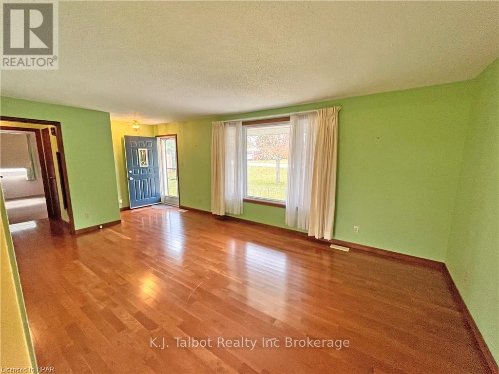 8 Stanley Street, Central Huron, Ontario  N7A 3X8 - Photo 14 - X11880175