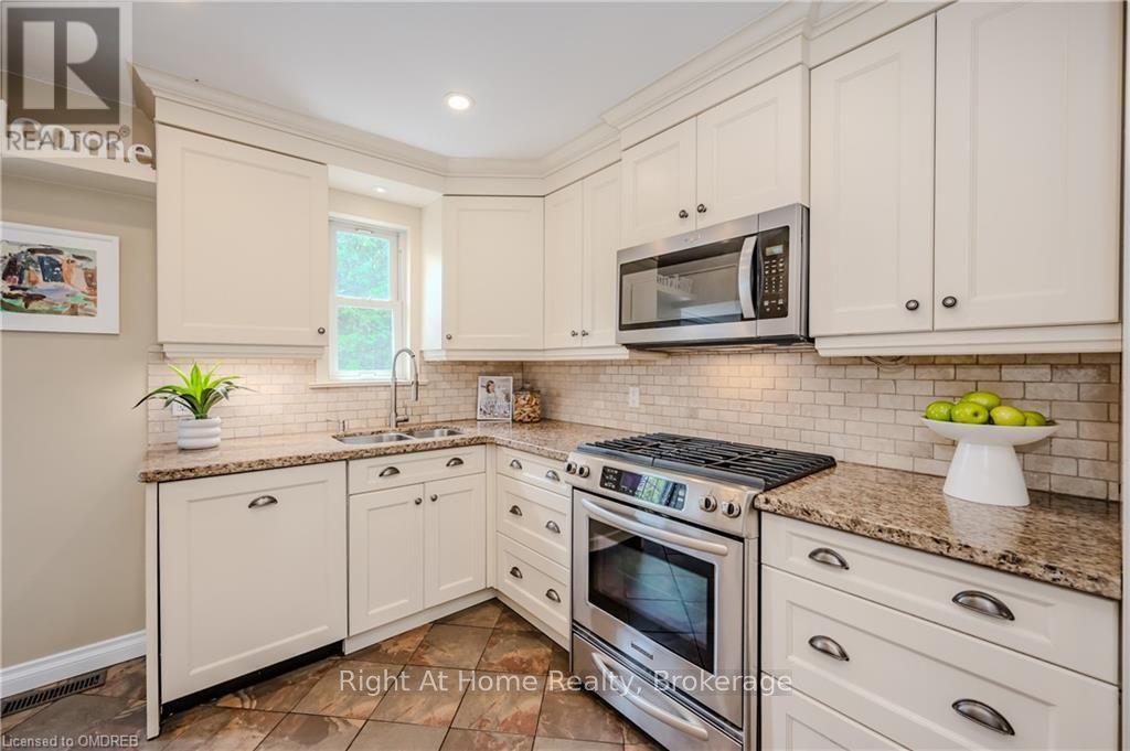 76 Brock Street, Oakville, Ontario  L6K 2Z1 - Photo 12 - W10404431