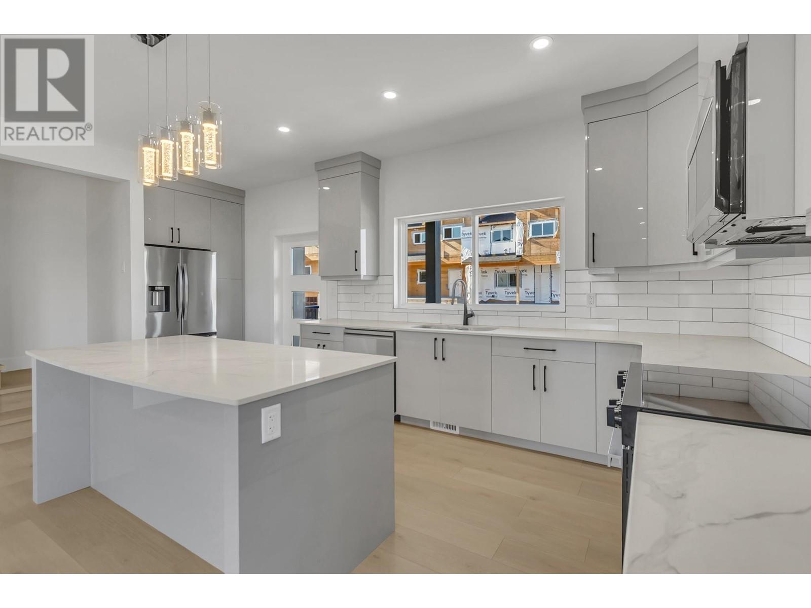 Property at 103-2395 ROWE STREET image 5