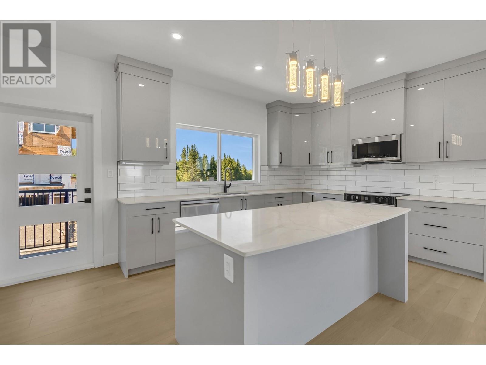 Property at 103-2395 ROWE STREET image 4