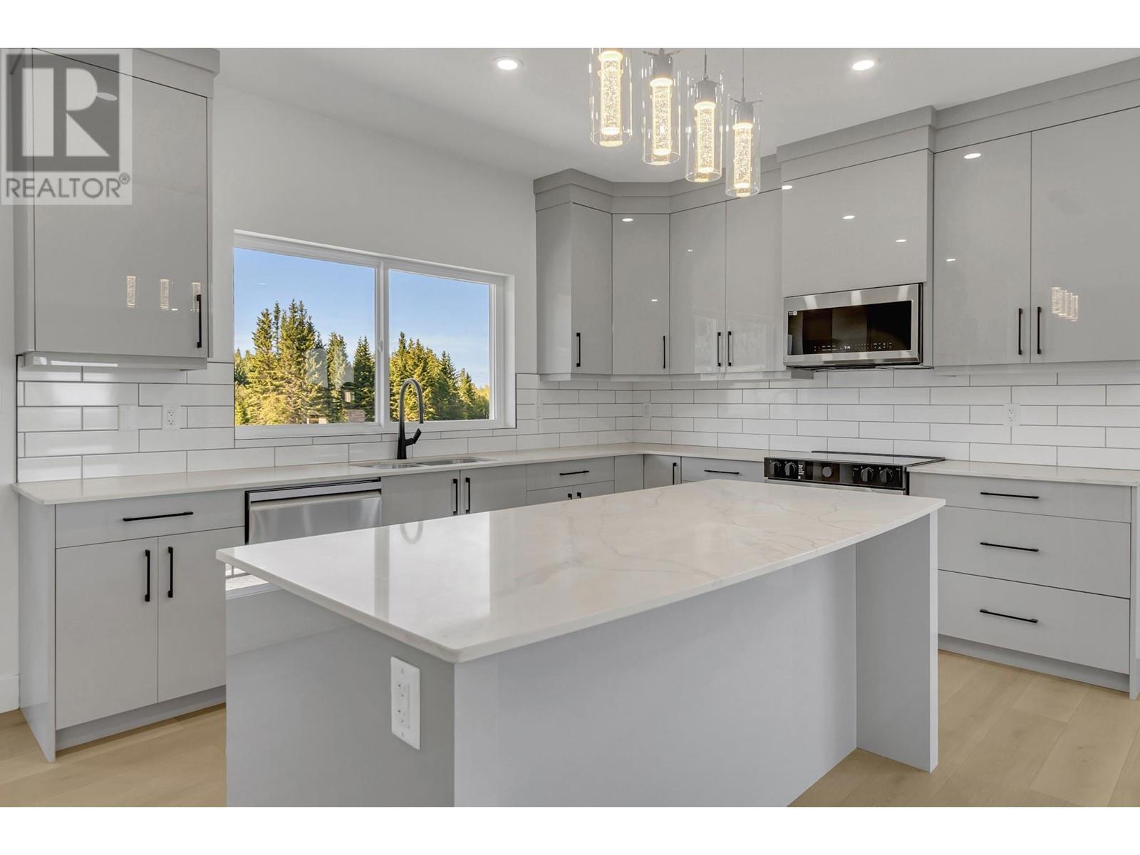 Property at 103-2395 ROWE STREET image 2