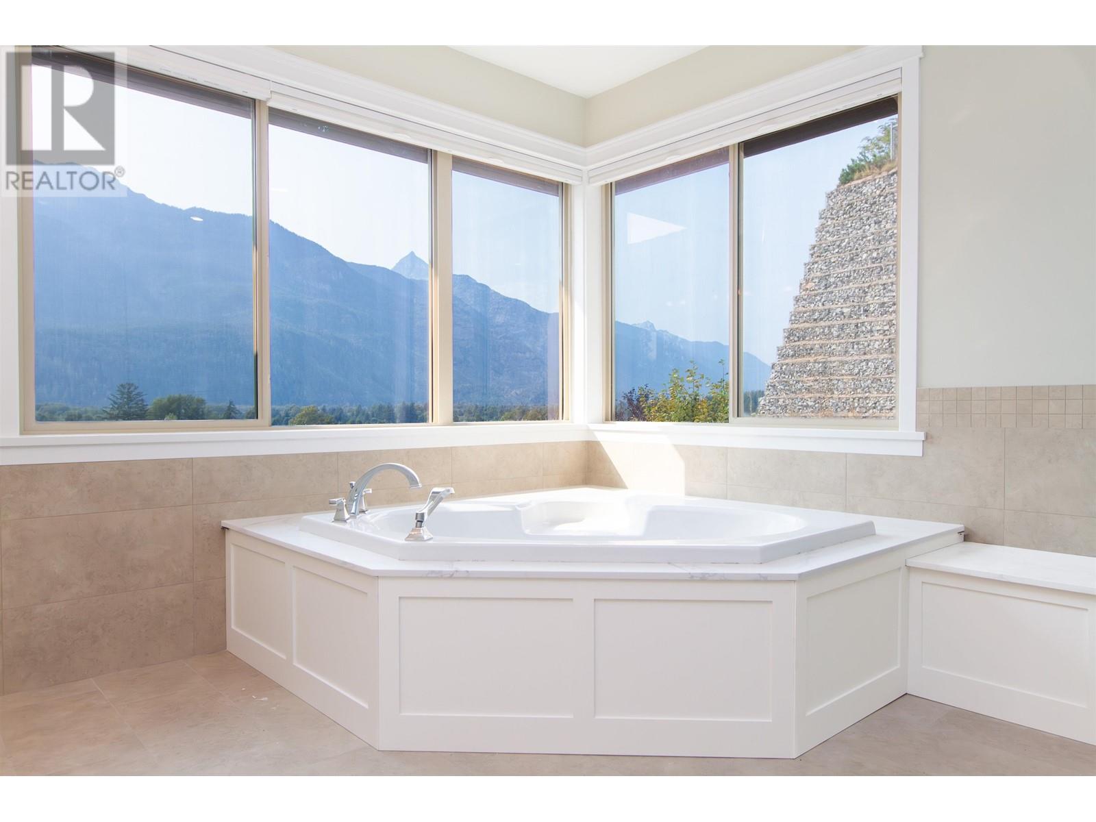 1933 Dowad Drive, Squamish, British Columbia  V8B 0S4 - Photo 25 - R2925447