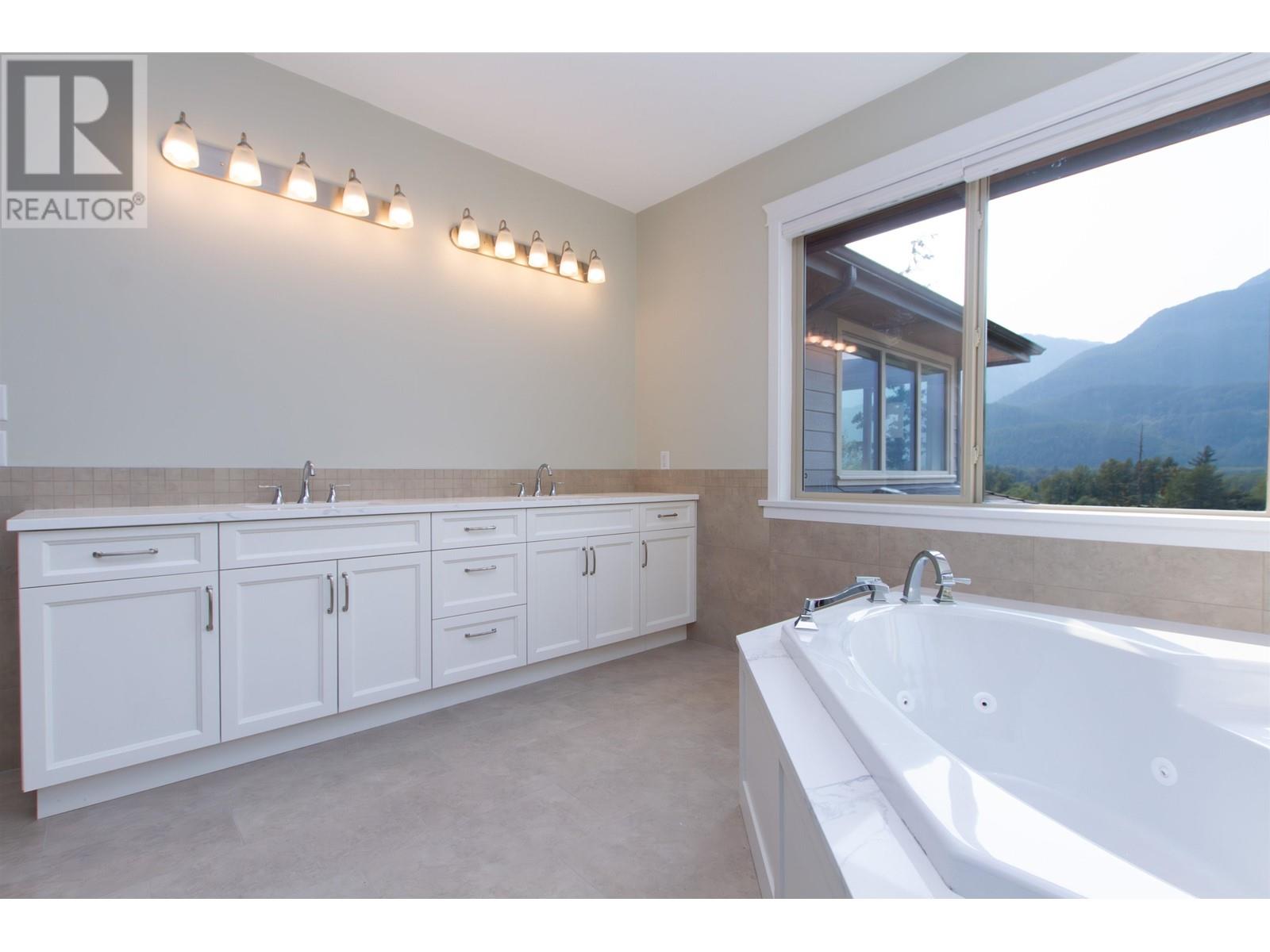 1933 Dowad Drive, Squamish, British Columbia  V8B 0S4 - Photo 23 - R2925447