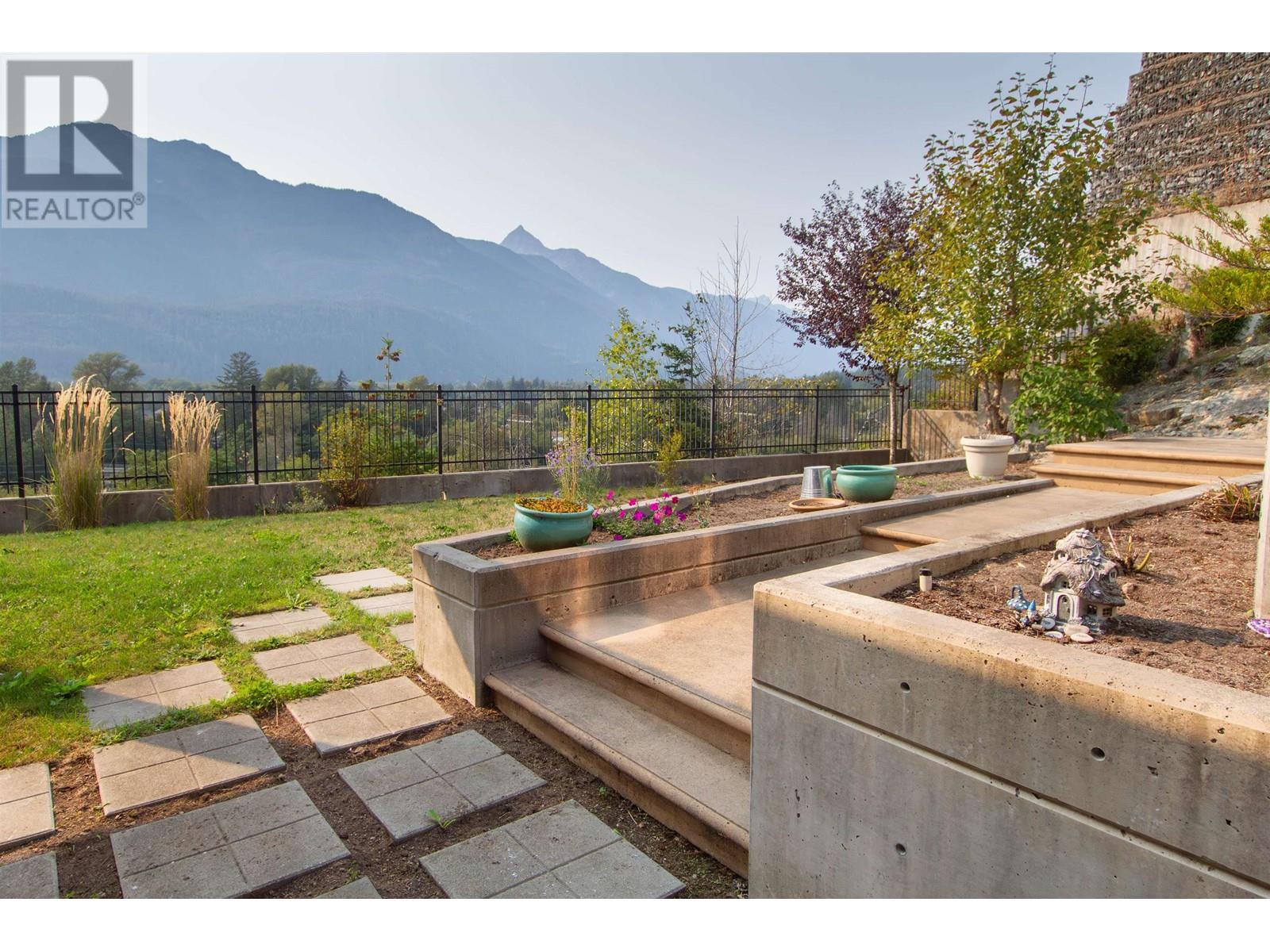 1933 Dowad Drive, Squamish, British Columbia  V8B 0S4 - Photo 34 - R2925447