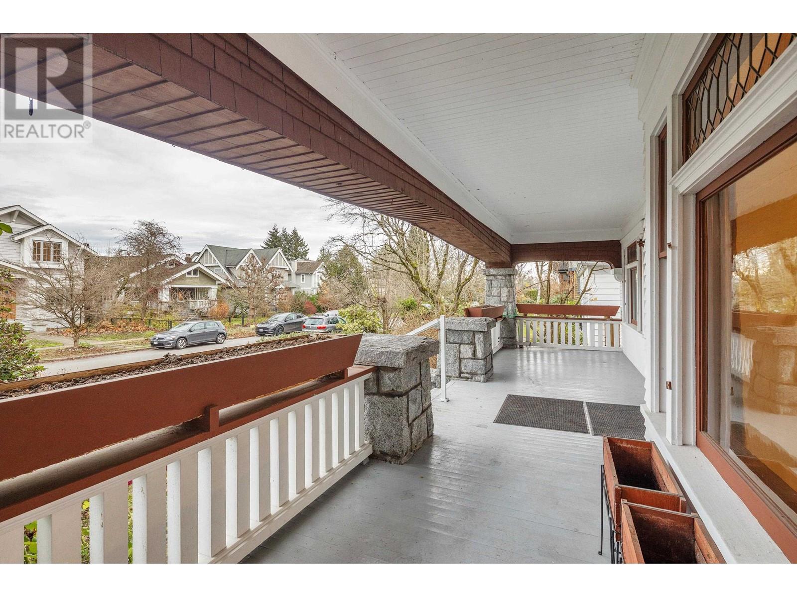 Listing Picture 34 of 40 : 2886 W 29TH AVENUE, Vancouver / 溫哥華 - 魯藝地產 Yvonne Lu Group - MLS Medallion Club Member