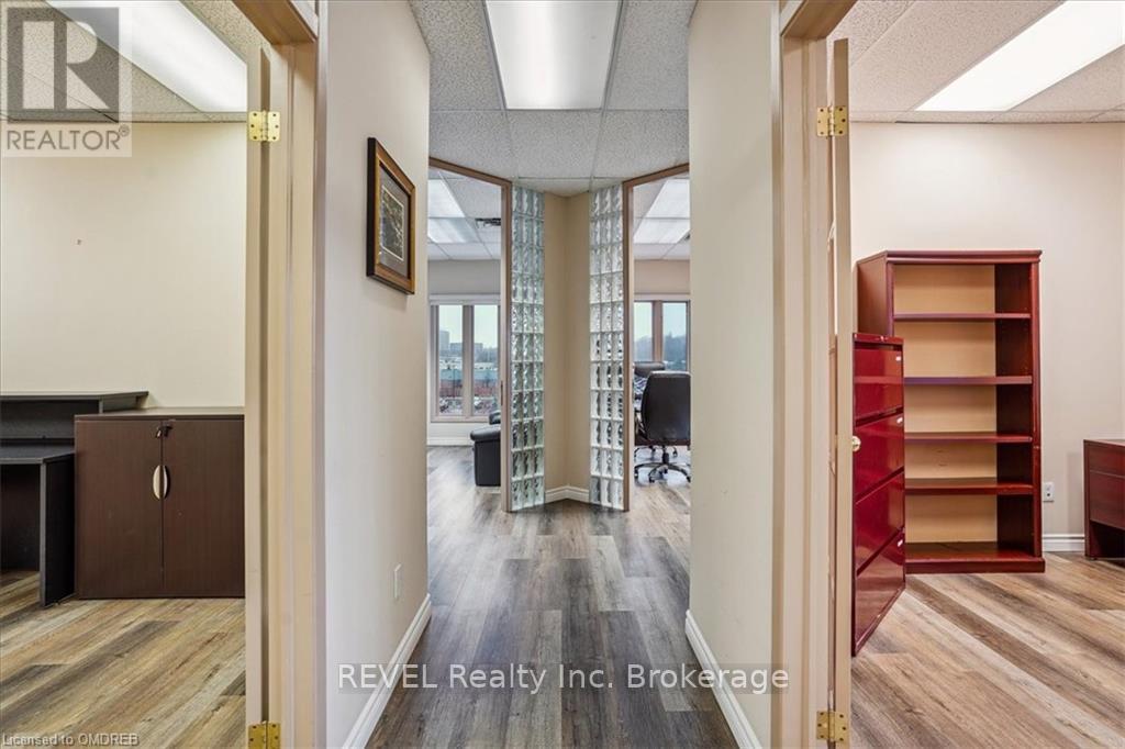 300 - 406 North Service #1-4 Road E, Oakville, Ontario  L6H 5R2 - Photo 15 - W10403348