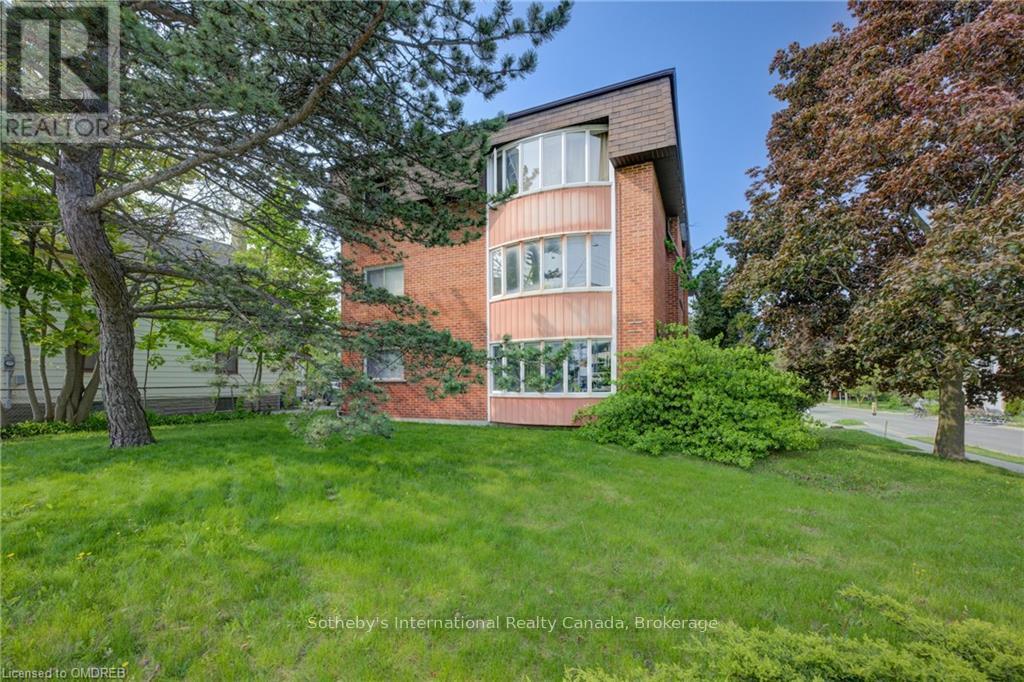 35 John Street W, Waterloo, Ontario  N2L 1B1 - Photo 3 - X10404288