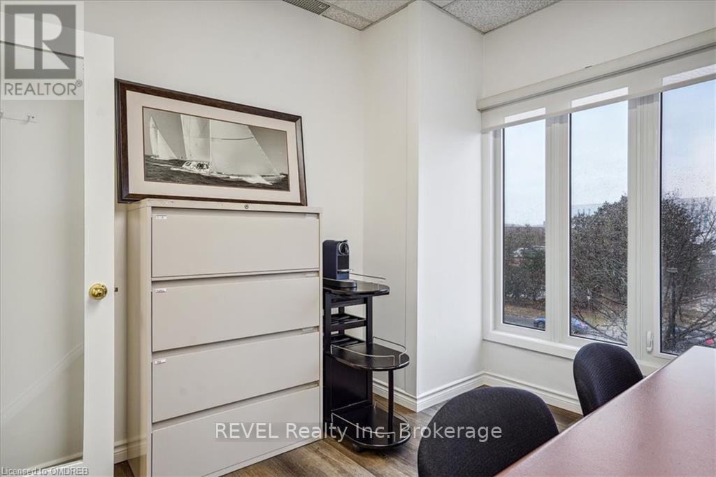 300 - 406 North Service #5-7 Road E, Oakville, Ontario  L6H 5R2 - Photo 32 - W10403349
