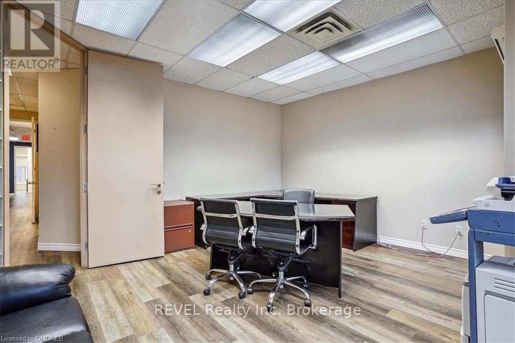 300 - 406 North Service #whole Road E, Oakville, Ontario  L6H 5R2 - Photo 17 - W10403347