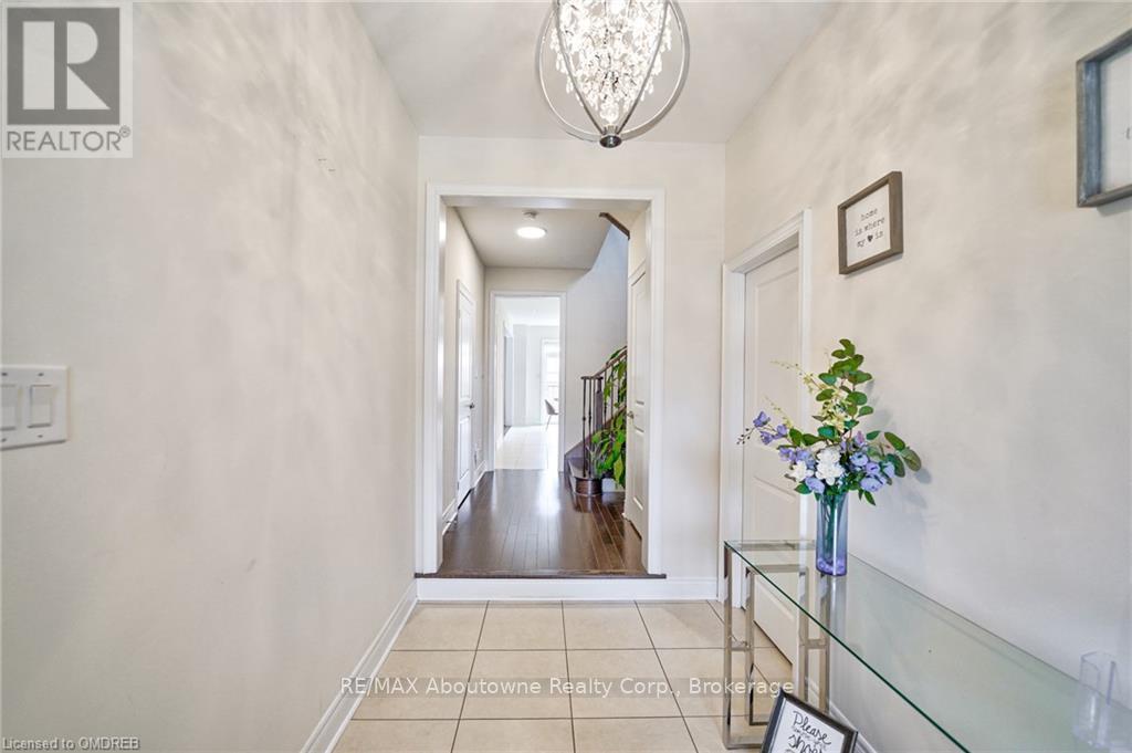 211 Sixteen Mile Drive, Oakville, Ontario  L6M 0T8 - Photo 3 - W10404478
