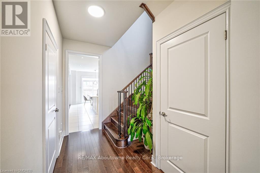 211 Sixteen Mile Drive, Oakville, Ontario  L6M 0T8 - Photo 4 - W10404478