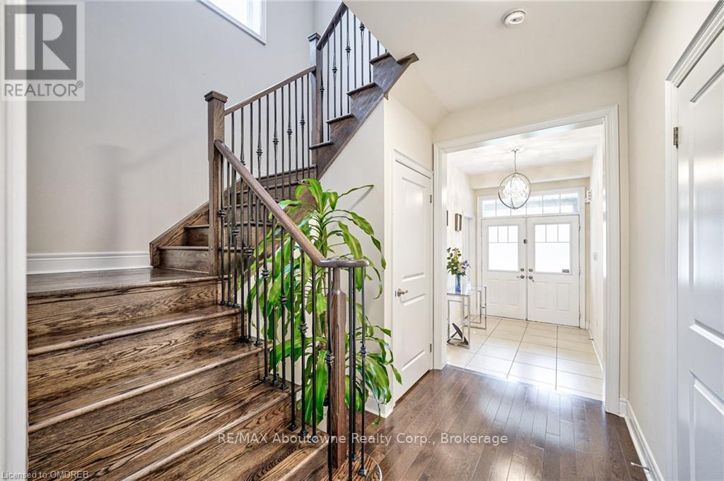 211 Sixteen Mile Drive, Oakville, Ontario  L6M 0T8 - Photo 5 - W10404478