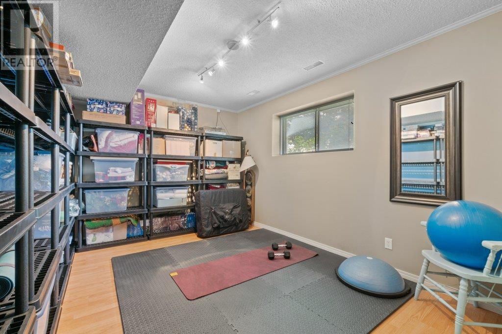 2501 Crestview Road West Kelowna, BC V1Z1Z4_23