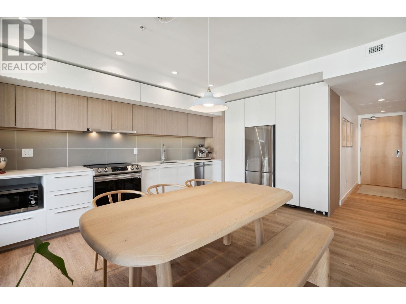 Listing Picture 3 of 40 : 407 9580 TOWER ROAD, Burnaby / 本拿比 - 魯藝地產 Yvonne Lu Group - MLS Medallion Club Member