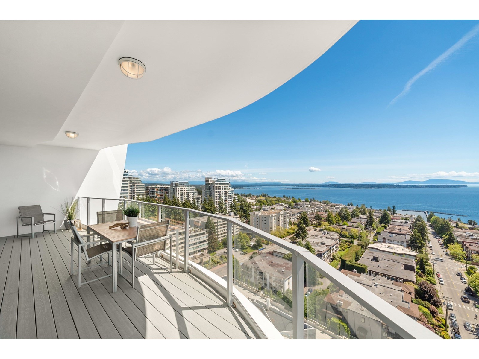 1701 1500 Martin Street, Surrey, British Columbia  V3Z 2L5 - Photo 2 - R2950057