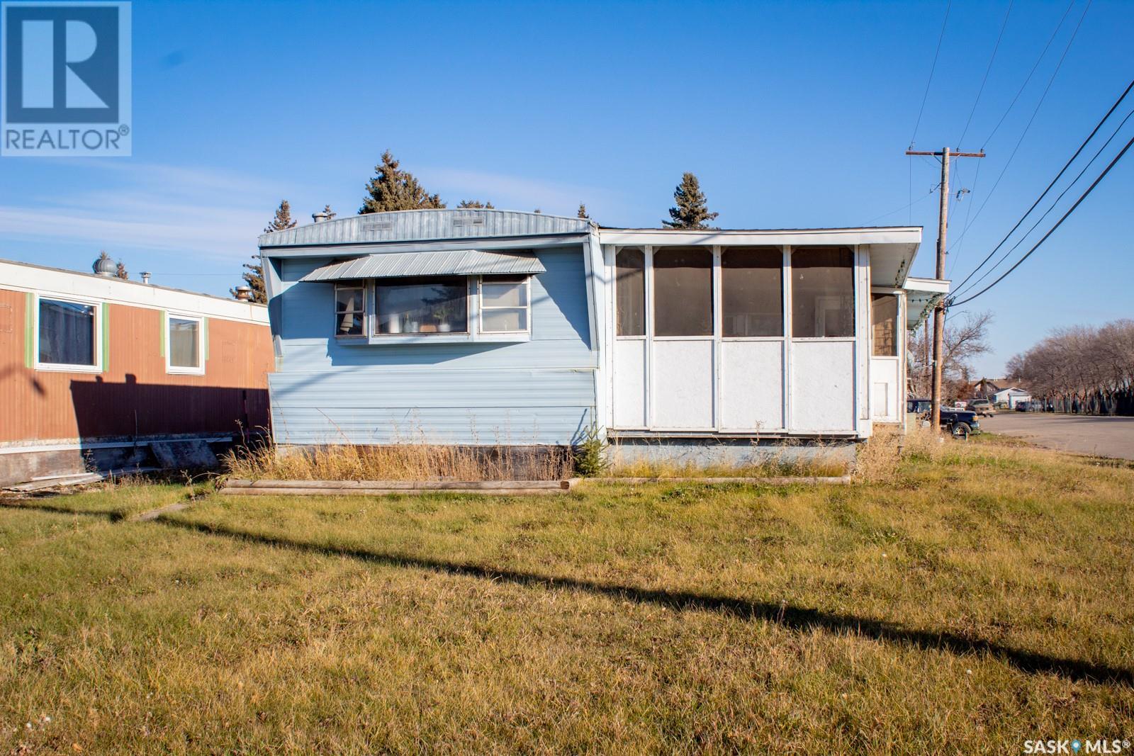 218 5th Avenue S, Melfort, Saskatchewan  S0E 1A0 - Photo 2 - SK987303