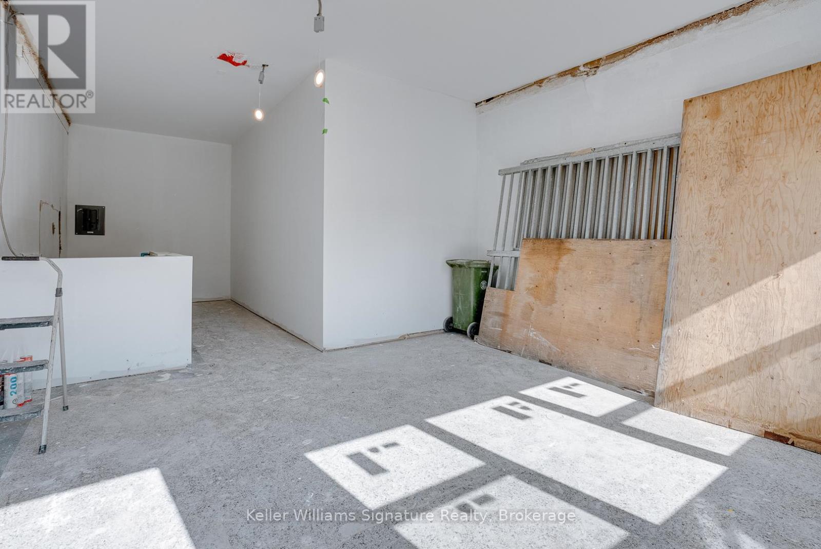 Comm2 - 909 Main Street E, Hamilton (Stipley), Ontario  L8M 1M6 - Photo 3 - X9253654