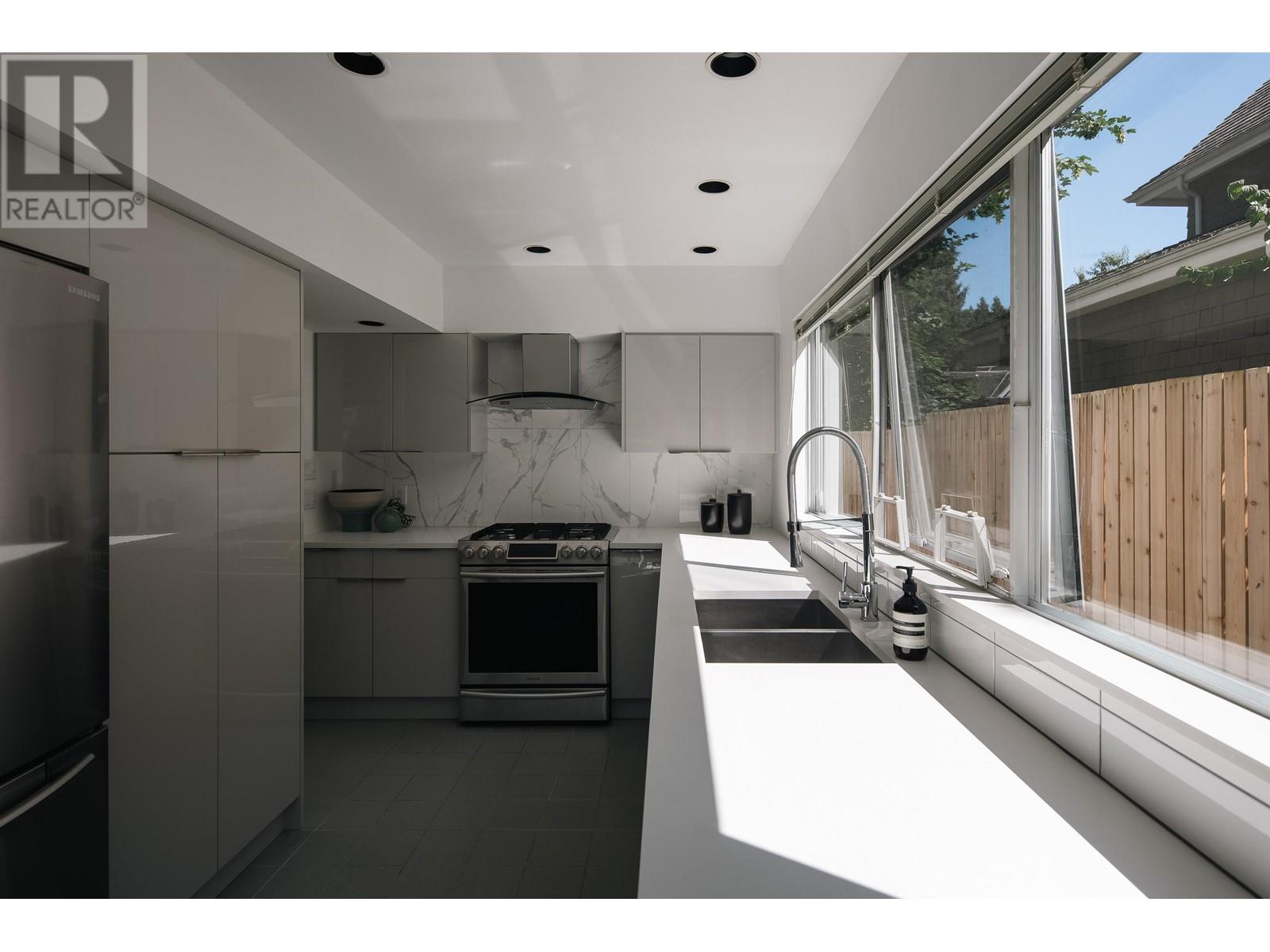 Listing Picture 18 of 40 : 3651 W 48TH STREET, Vancouver / 溫哥華 - 魯藝地產 Yvonne Lu Group - MLS Medallion Club Member