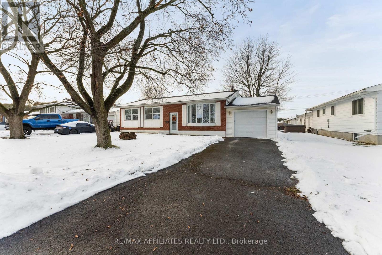 32 BELL AVENUE Smiths Falls