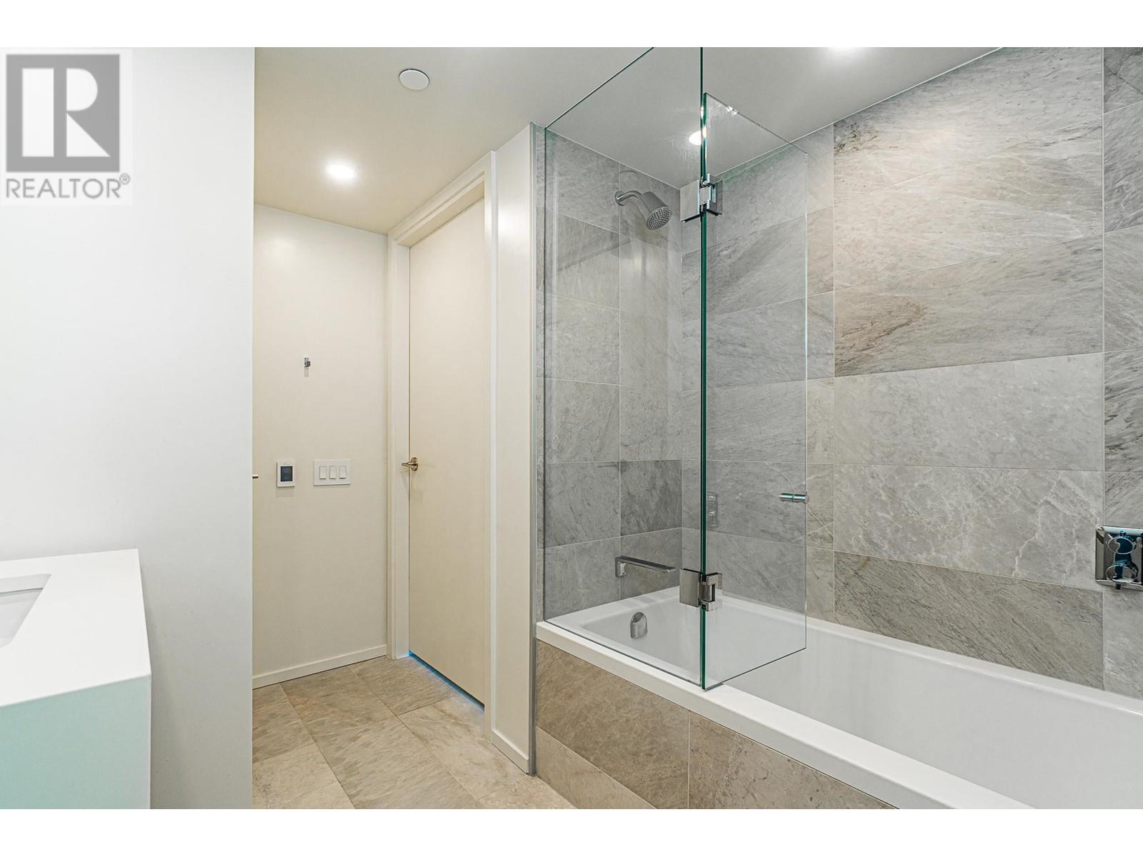 Listing Picture 33 of 38 : 2605 889 PACIFIC STREET, Vancouver / 溫哥華 - 魯藝地產 Yvonne Lu Group - MLS Medallion Club Member