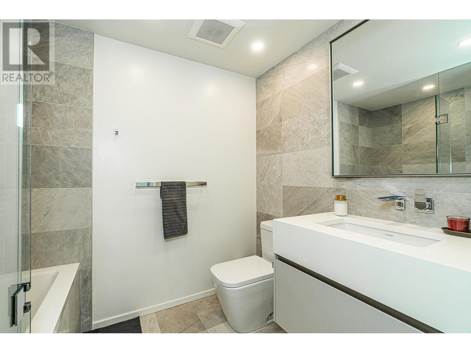 Listing Picture 32 of 38 : 2605 889 PACIFIC STREET, Vancouver / 溫哥華 - 魯藝地產 Yvonne Lu Group - MLS Medallion Club Member