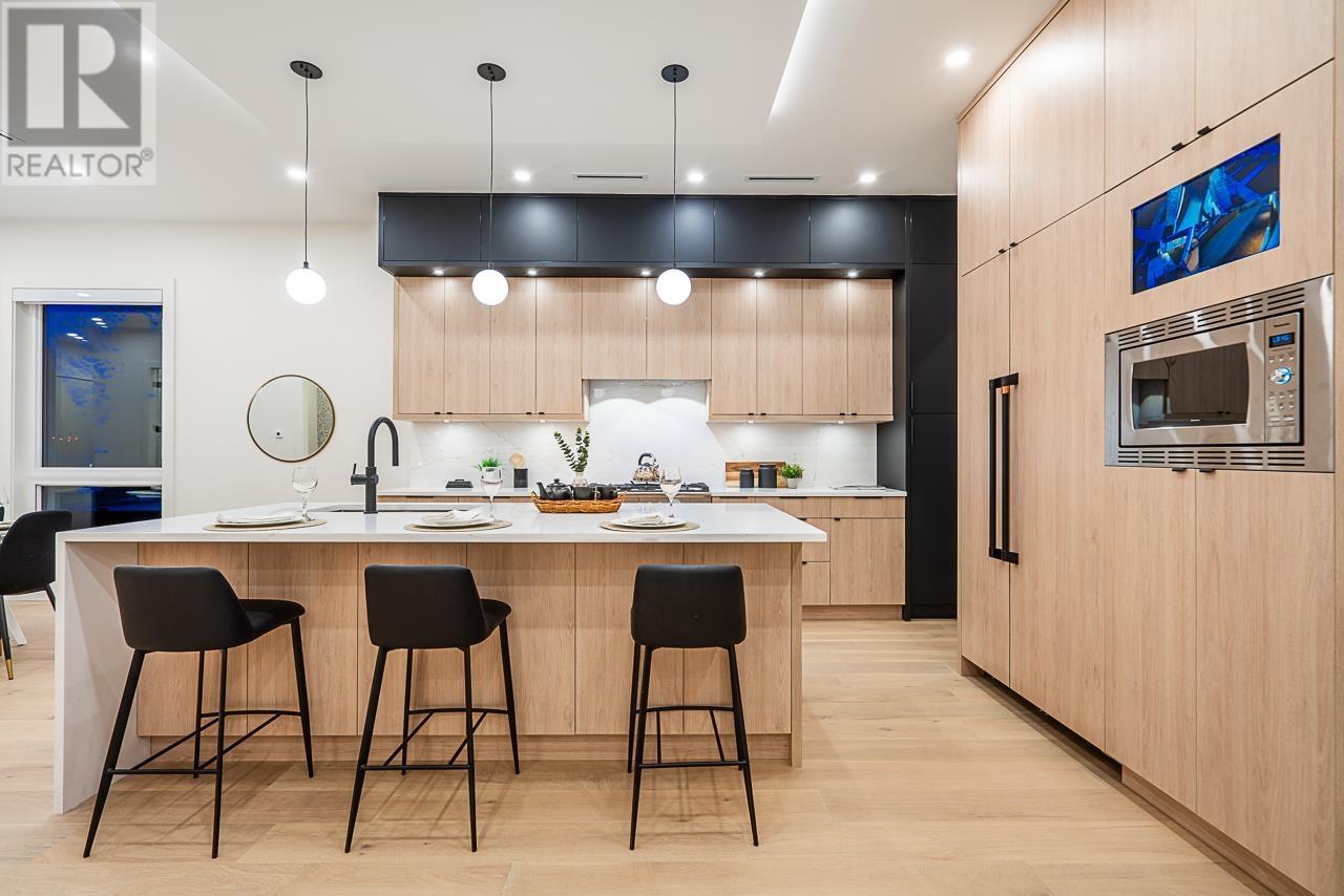 Listing Picture 11 of 40 : 8388 14TH AVENUE, Burnaby / 本拿比 - 魯藝地產 Yvonne Lu Group - MLS Medallion Club Member