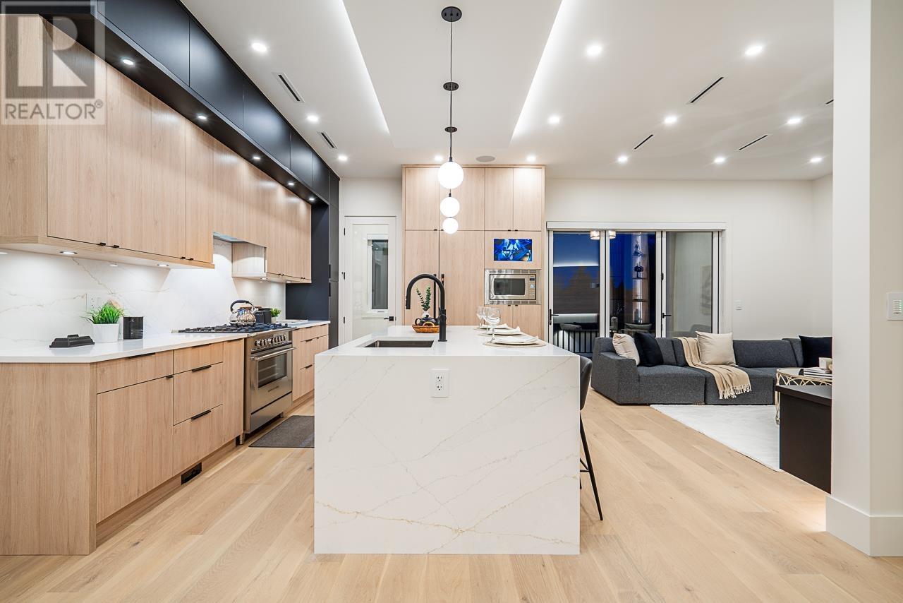 Listing Picture 14 of 40 : 8388 14TH AVENUE, Burnaby / 本拿比 - 魯藝地產 Yvonne Lu Group - MLS Medallion Club Member