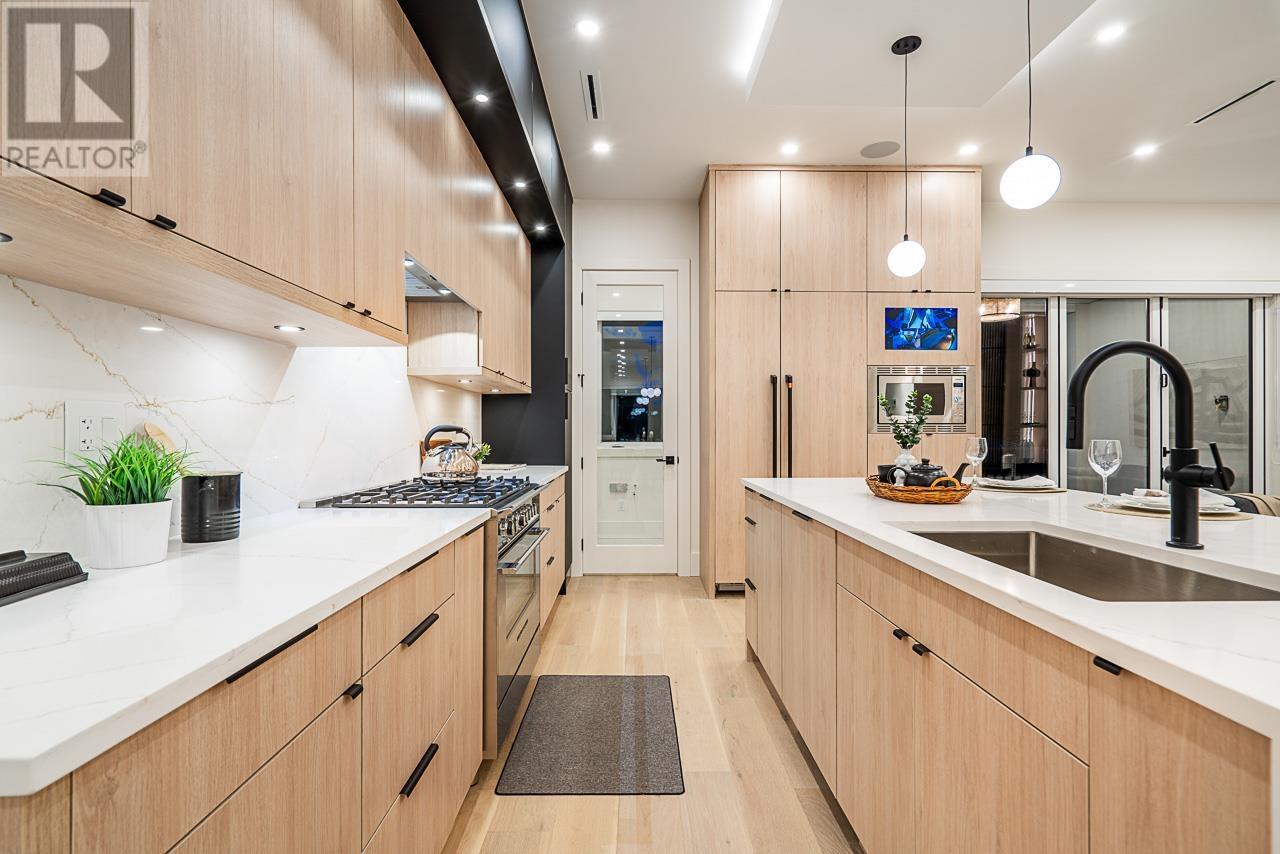 Listing Picture 12 of 40 : 8388 14TH AVENUE, Burnaby / 本拿比 - 魯藝地產 Yvonne Lu Group - MLS Medallion Club Member