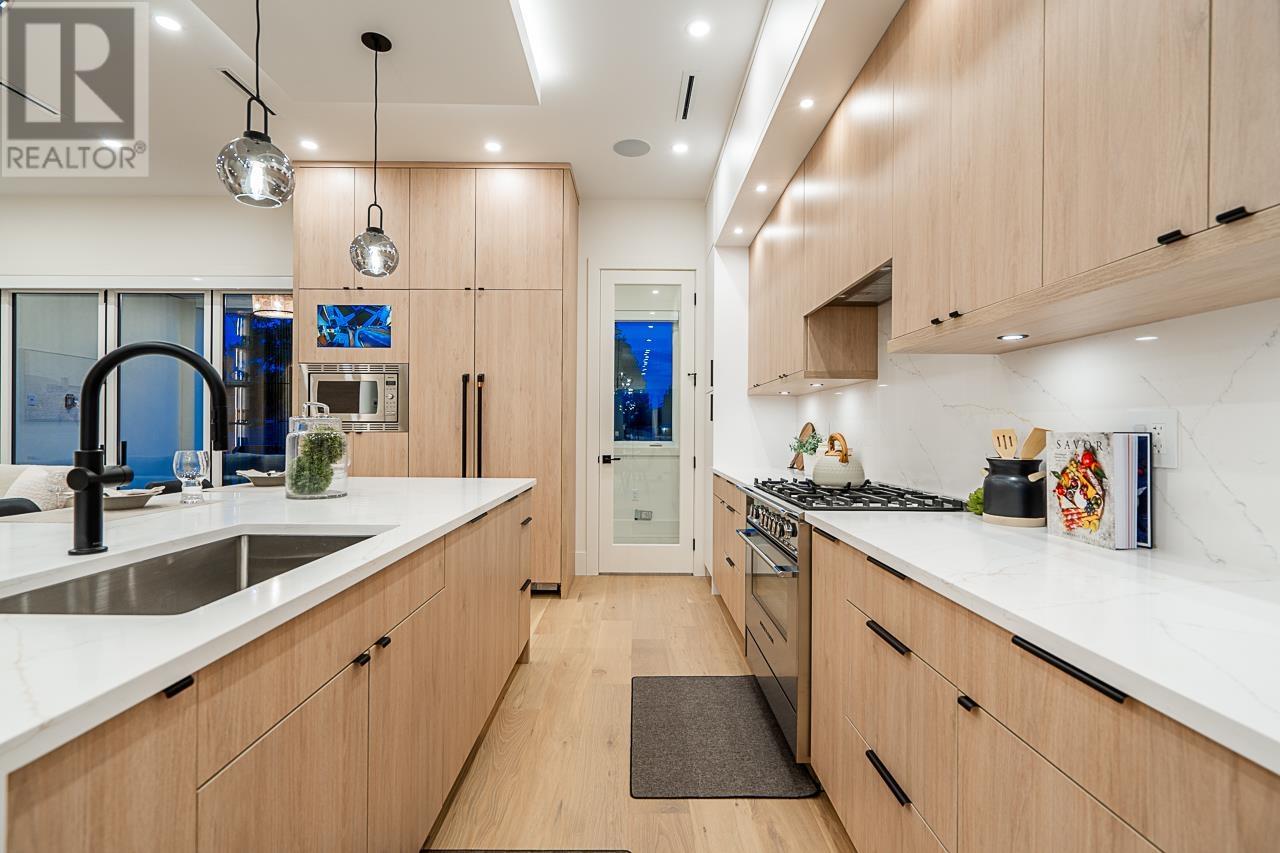 Listing Picture 10 of 40 : 8386 14TH AVENUE, Burnaby / 本拿比 - 魯藝地產 Yvonne Lu Group - MLS Medallion Club Member