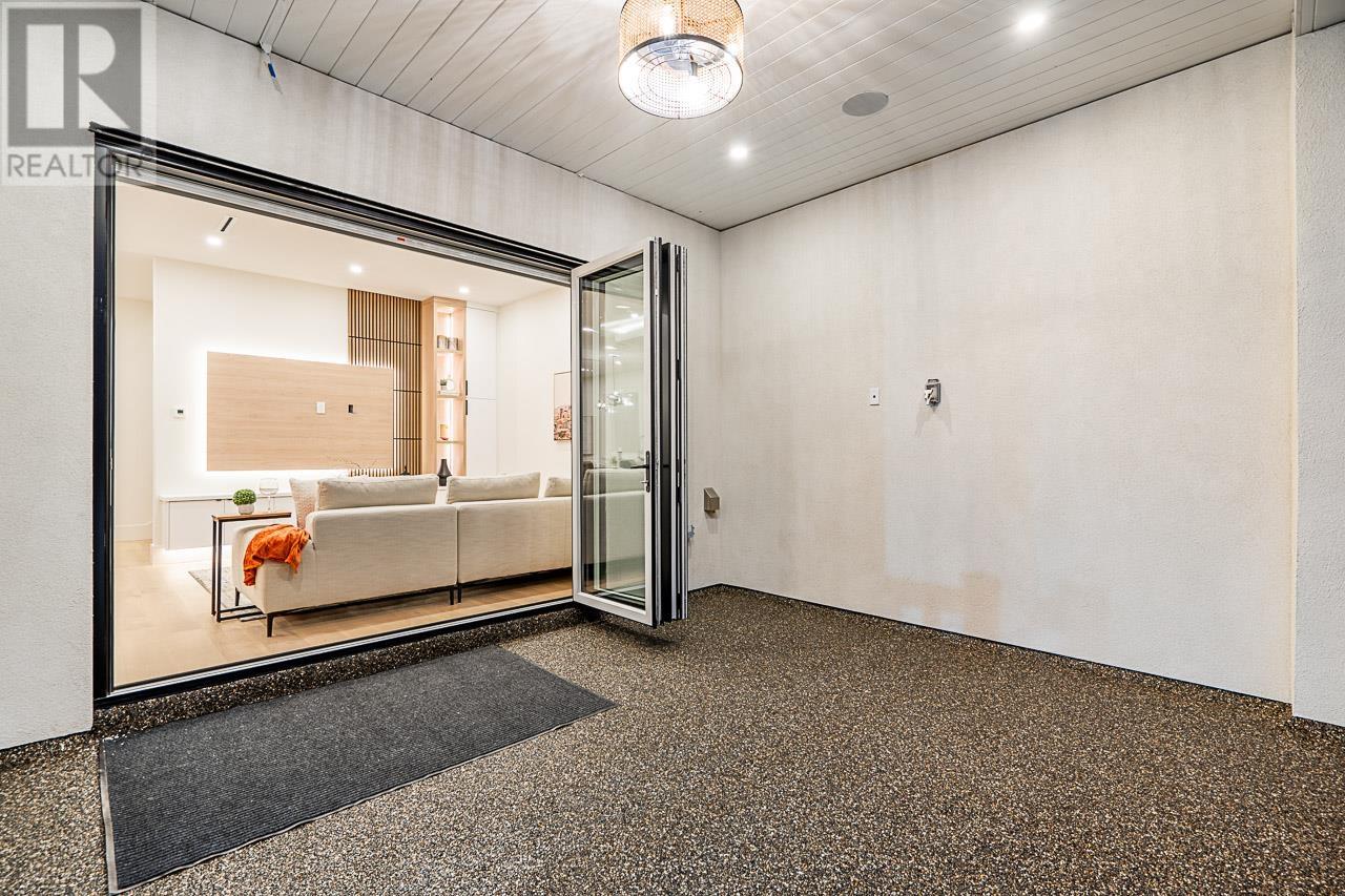 Listing Picture 15 of 40 : 8386 14TH AVENUE, Burnaby / 本拿比 - 魯藝地產 Yvonne Lu Group - MLS Medallion Club Member