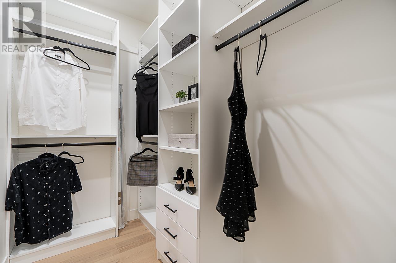 Listing Picture 24 of 40 : 8386 14TH AVENUE, Burnaby / 本拿比 - 魯藝地產 Yvonne Lu Group - MLS Medallion Club Member