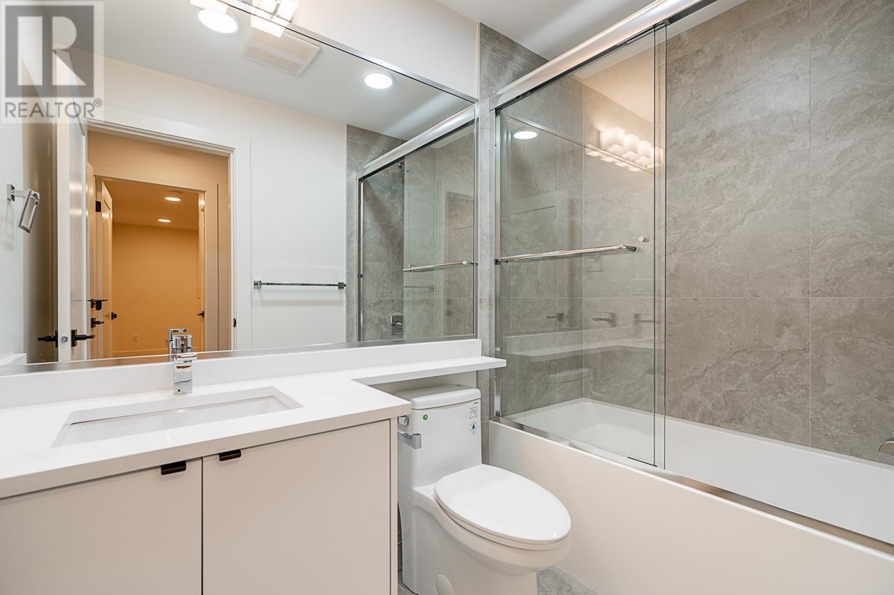 Listing Picture 30 of 40 : 8386 14TH AVENUE, Burnaby / 本拿比 - 魯藝地產 Yvonne Lu Group - MLS Medallion Club Member