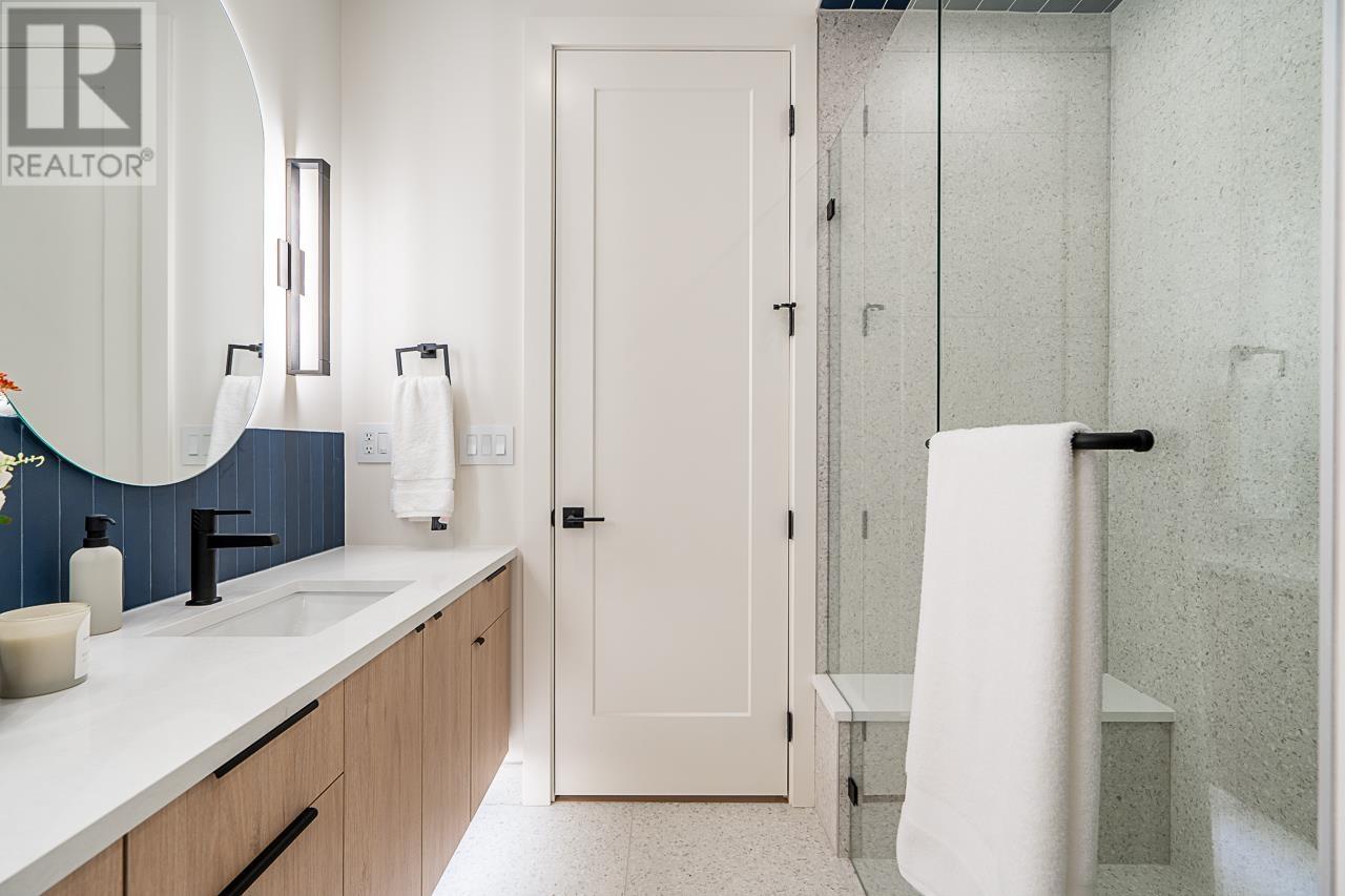 Listing Picture 23 of 40 : 8386 14TH AVENUE, Burnaby / 本拿比 - 魯藝地產 Yvonne Lu Group - MLS Medallion Club Member