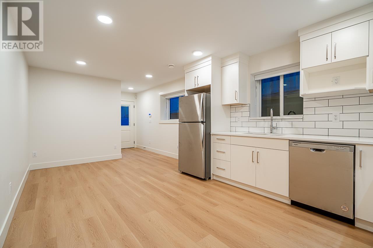 Listing Picture 31 of 40 : 8386 14TH AVENUE, Burnaby / 本拿比 - 魯藝地產 Yvonne Lu Group - MLS Medallion Club Member