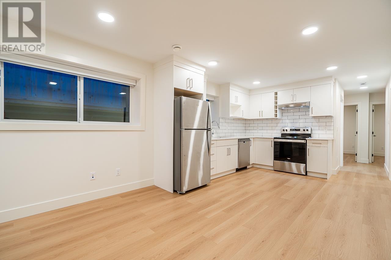 Listing Picture 33 of 40 : 8386 14TH AVENUE, Burnaby / 本拿比 - 魯藝地產 Yvonne Lu Group - MLS Medallion Club Member