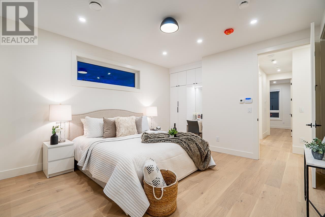 Listing Picture 21 of 40 : 8386 14TH AVENUE, Burnaby / 本拿比 - 魯藝地產 Yvonne Lu Group - MLS Medallion Club Member