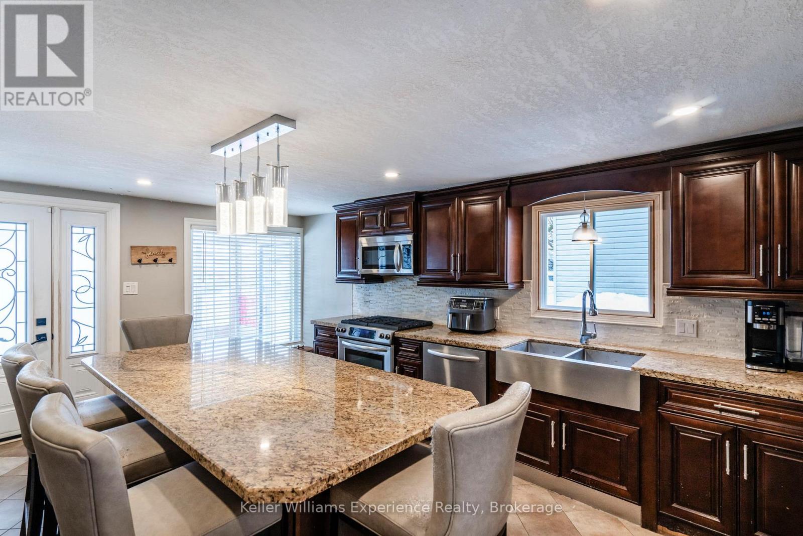 149 Main Street, Penetanguishene, Ontario  L9M 1L7 - Photo 7 - S11890630