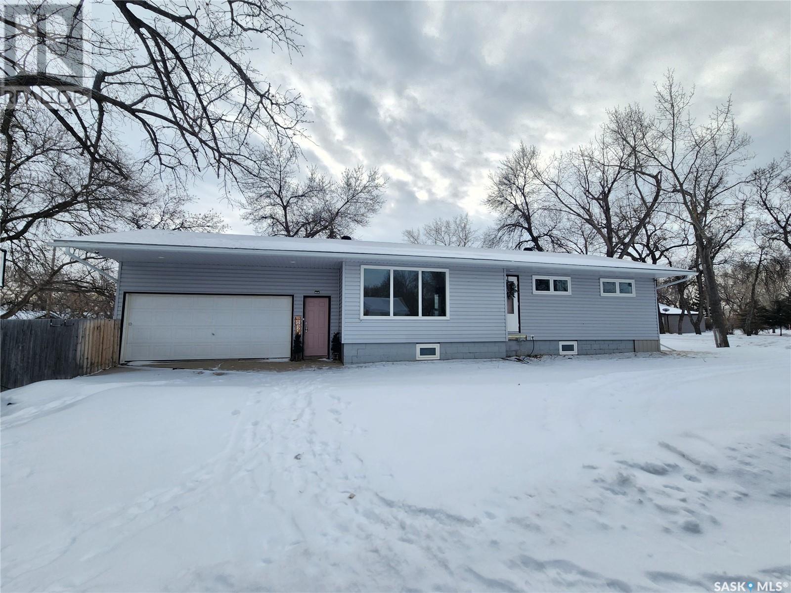 433 Floren Street, Radville, Saskatchewan  S0C 2G0 - Photo 1 - SK990640