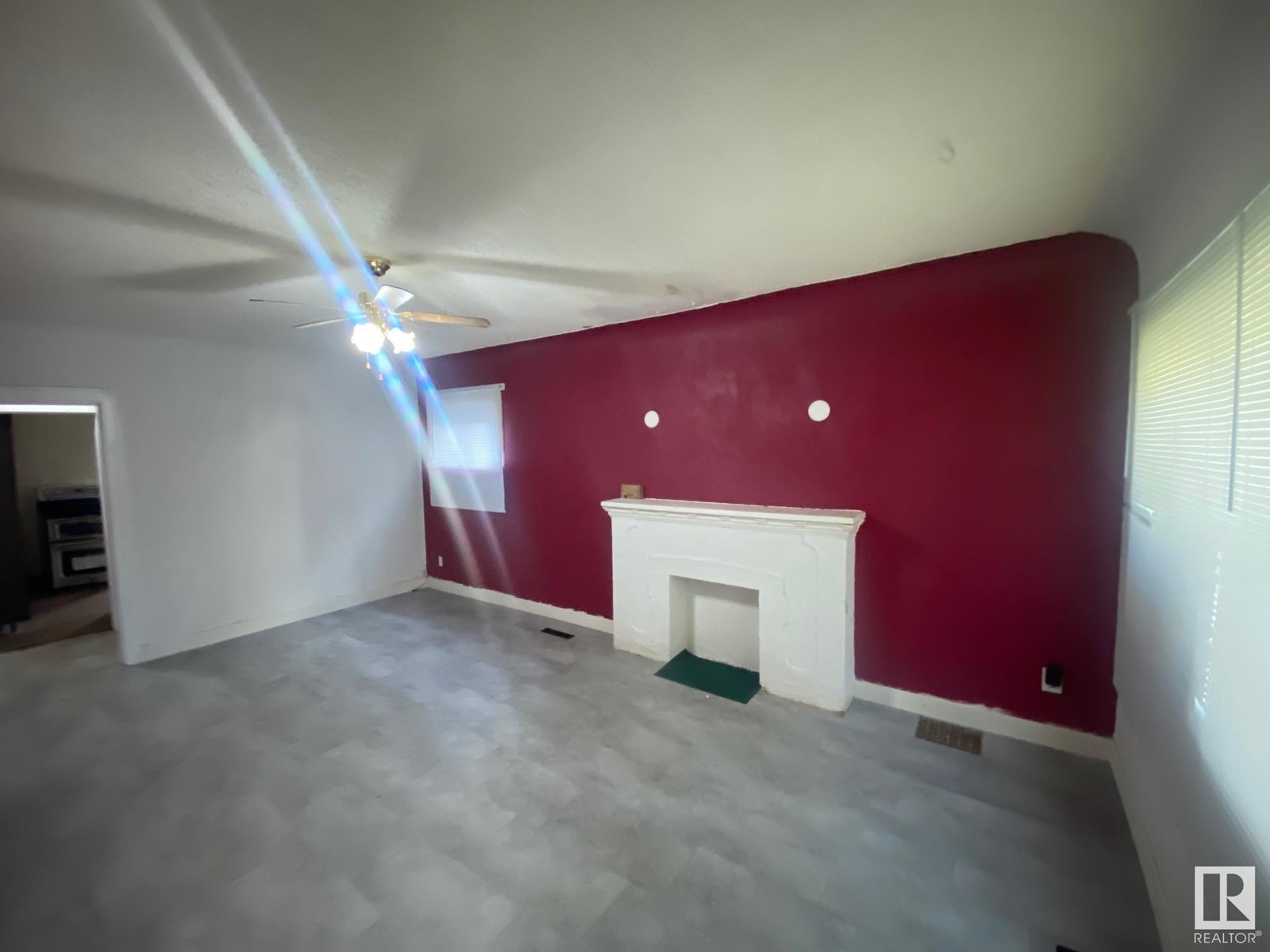 Property at 11523 91 ST NW image 2