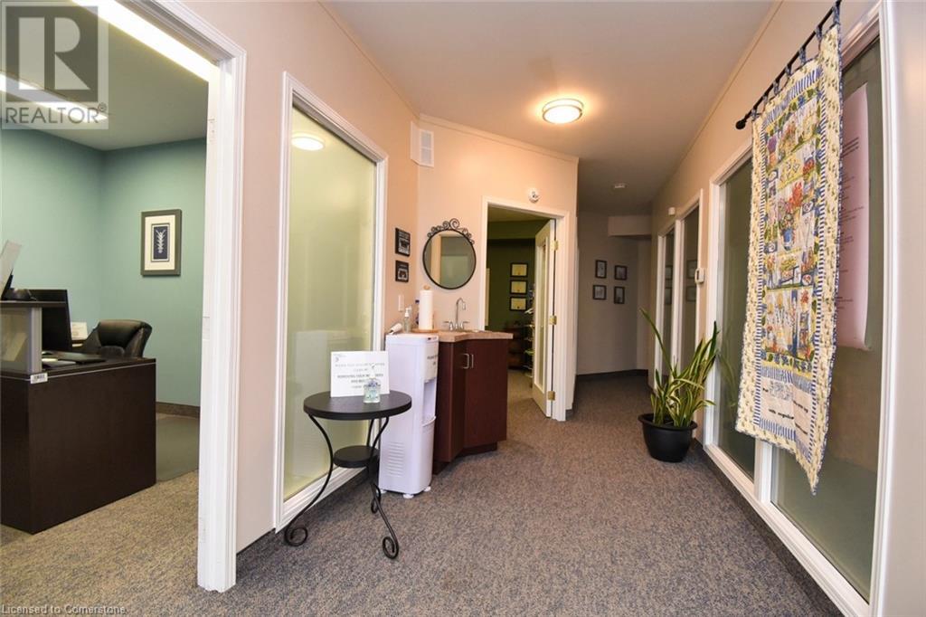 581 Plains Road E, Burlington, Ontario  L7T 2E6 - Photo 4 - XH4192973