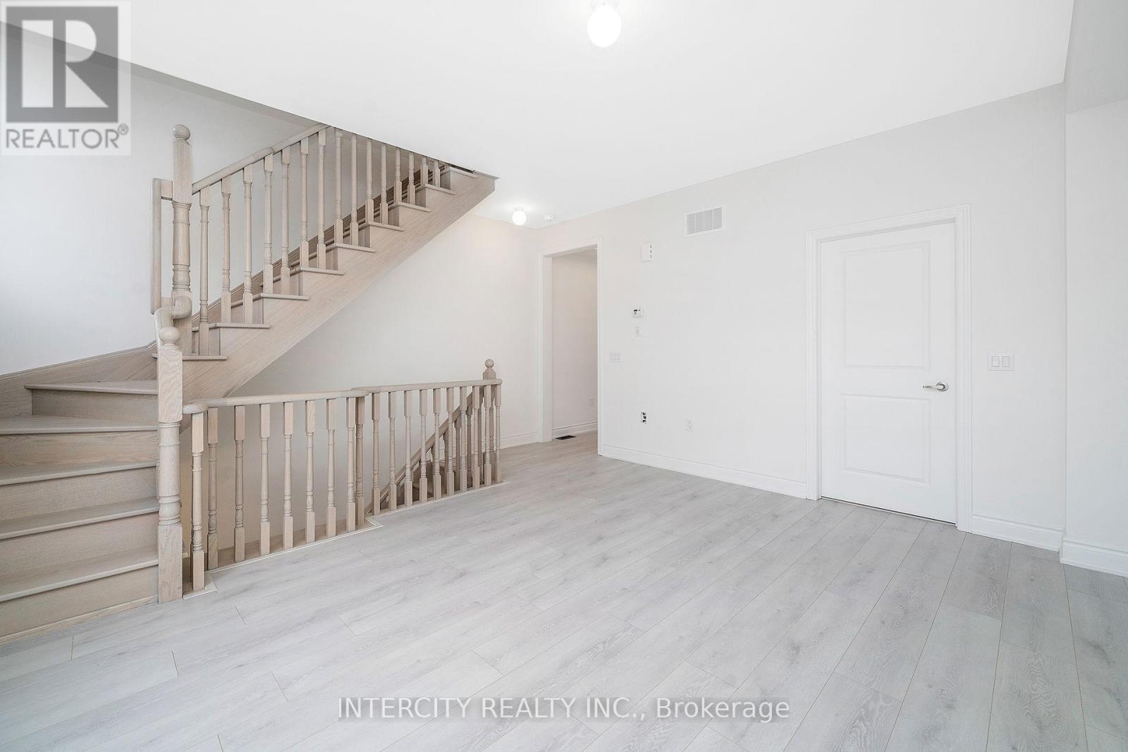 4 Tarmola Park CourtToronto (Humber Summit), Ontario  M9L 2L1 - Photo 16 - W11894243