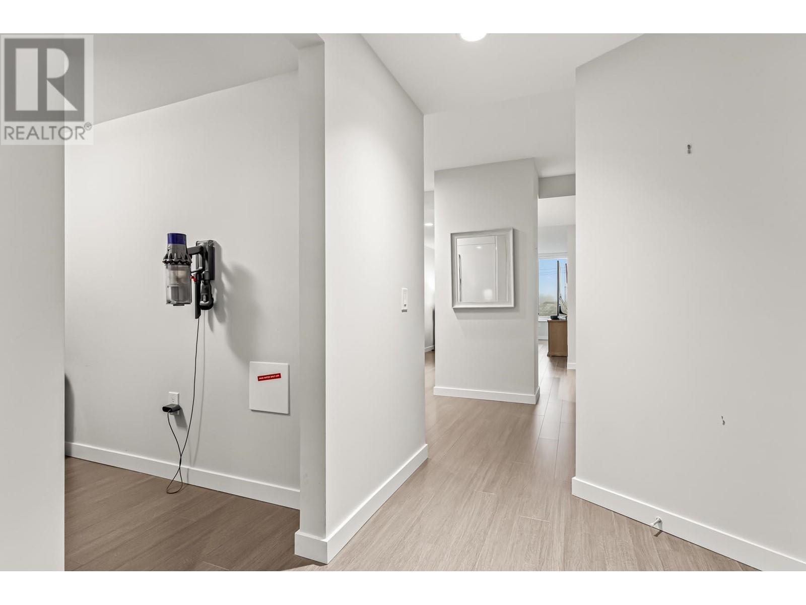Listing Picture 17 of 32 : 315 3699 SEXSMITH ROAD, Richmond / 烈治文 - 魯藝地產 Yvonne Lu Group - MLS Medallion Club Member