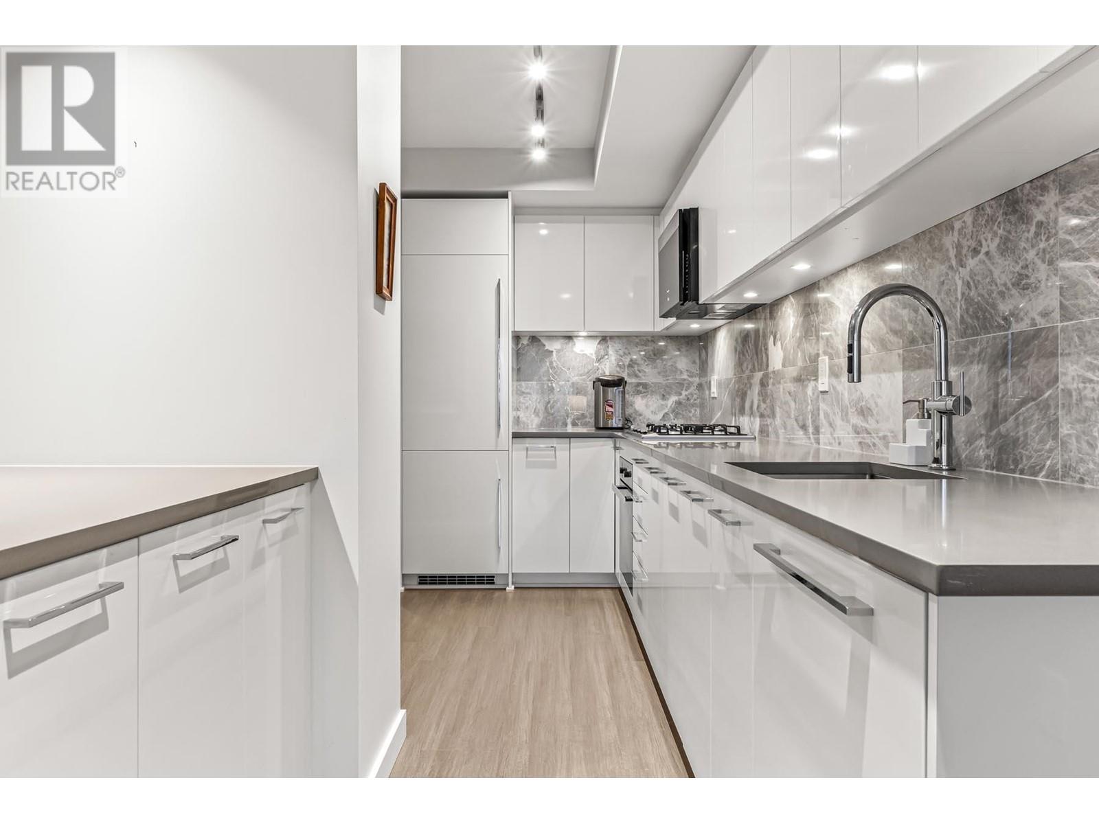 Listing Picture 6 of 32 : 315 3699 SEXSMITH ROAD, Richmond / 烈治文 - 魯藝地產 Yvonne Lu Group - MLS Medallion Club Member
