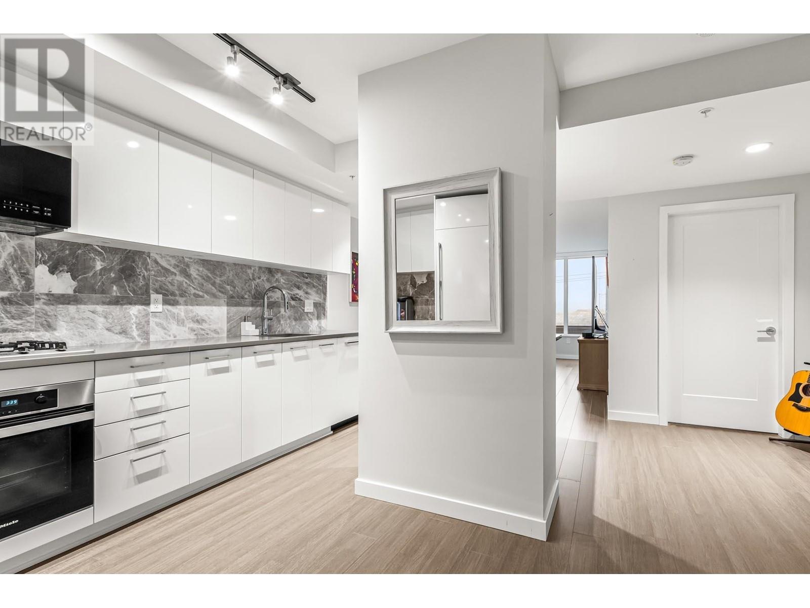 Listing Picture 4 of 32 : 315 3699 SEXSMITH ROAD, Richmond / 烈治文 - 魯藝地產 Yvonne Lu Group - MLS Medallion Club Member