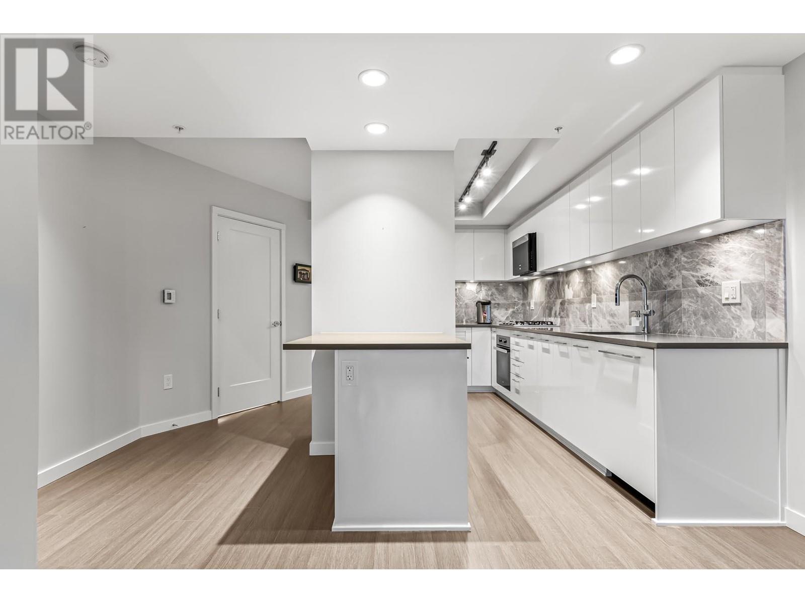 Listing Picture 7 of 32 : 315 3699 SEXSMITH ROAD, Richmond / 烈治文 - 魯藝地產 Yvonne Lu Group - MLS Medallion Club Member