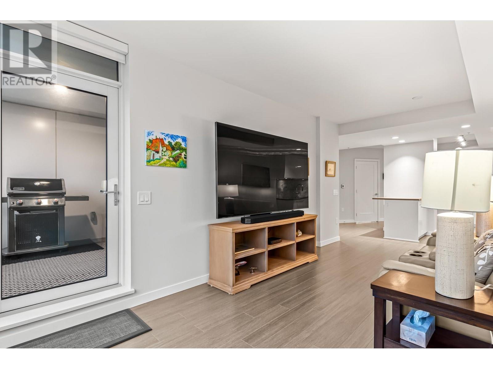 Listing Picture 13 of 32 : 315 3699 SEXSMITH ROAD, Richmond / 烈治文 - 魯藝地產 Yvonne Lu Group - MLS Medallion Club Member