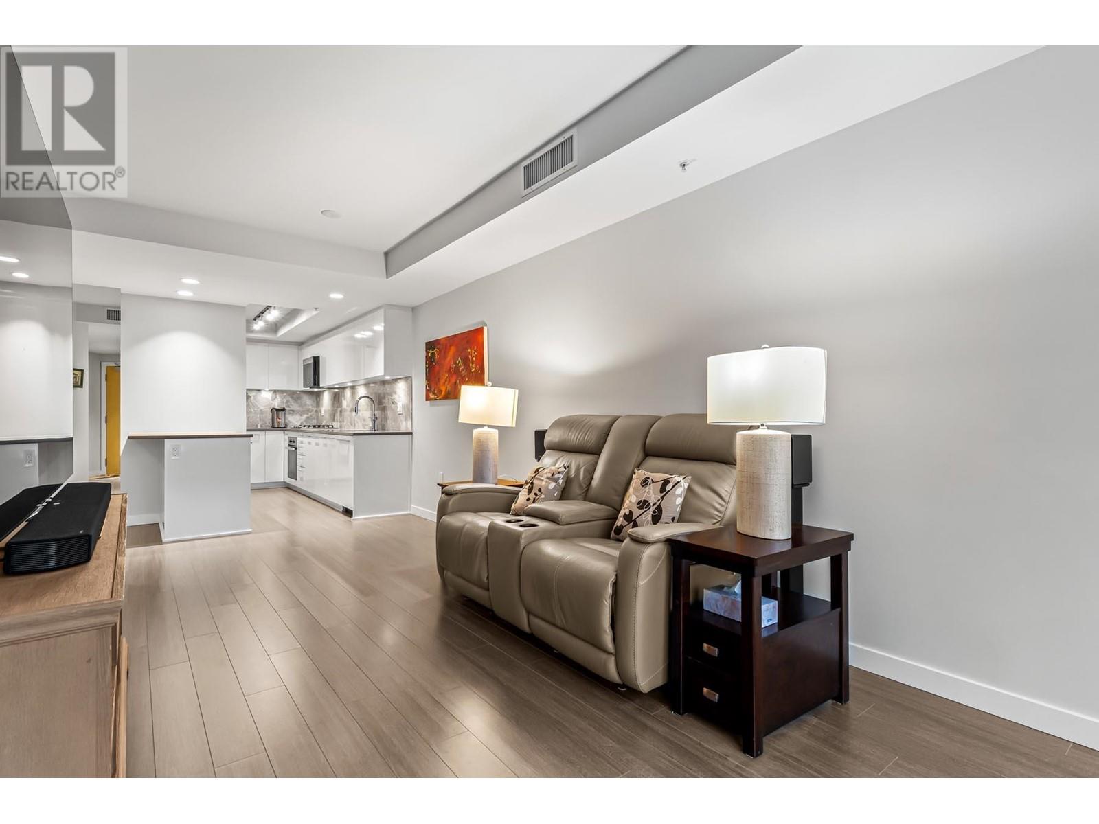 Listing Picture 14 of 32 : 315 3699 SEXSMITH ROAD, Richmond / 烈治文 - 魯藝地產 Yvonne Lu Group - MLS Medallion Club Member