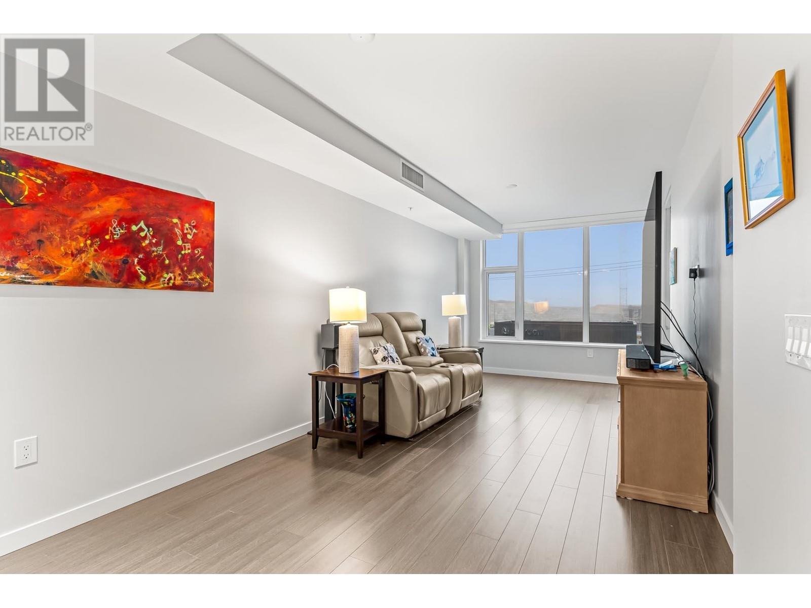 Listing Picture 11 of 32 : 315 3699 SEXSMITH ROAD, Richmond / 烈治文 - 魯藝地產 Yvonne Lu Group - MLS Medallion Club Member