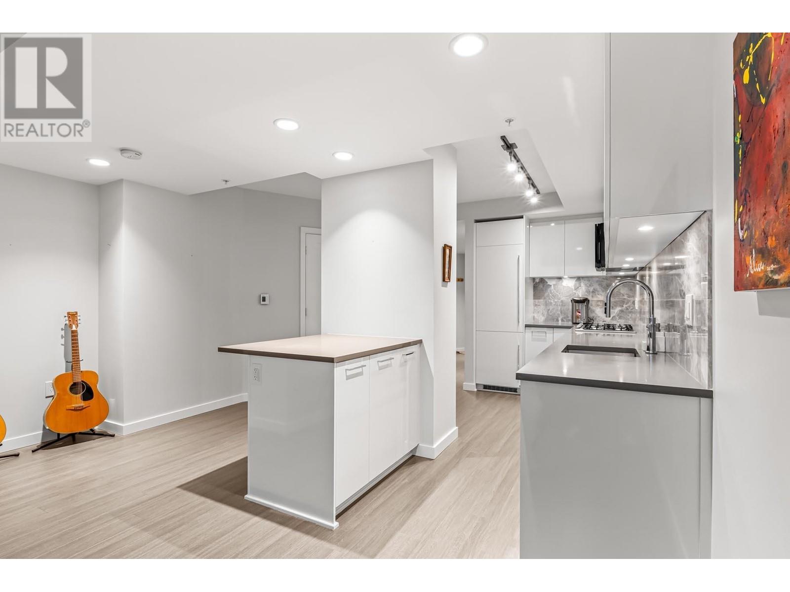 Listing Picture 9 of 32 : 315 3699 SEXSMITH ROAD, Richmond / 烈治文 - 魯藝地產 Yvonne Lu Group - MLS Medallion Club Member