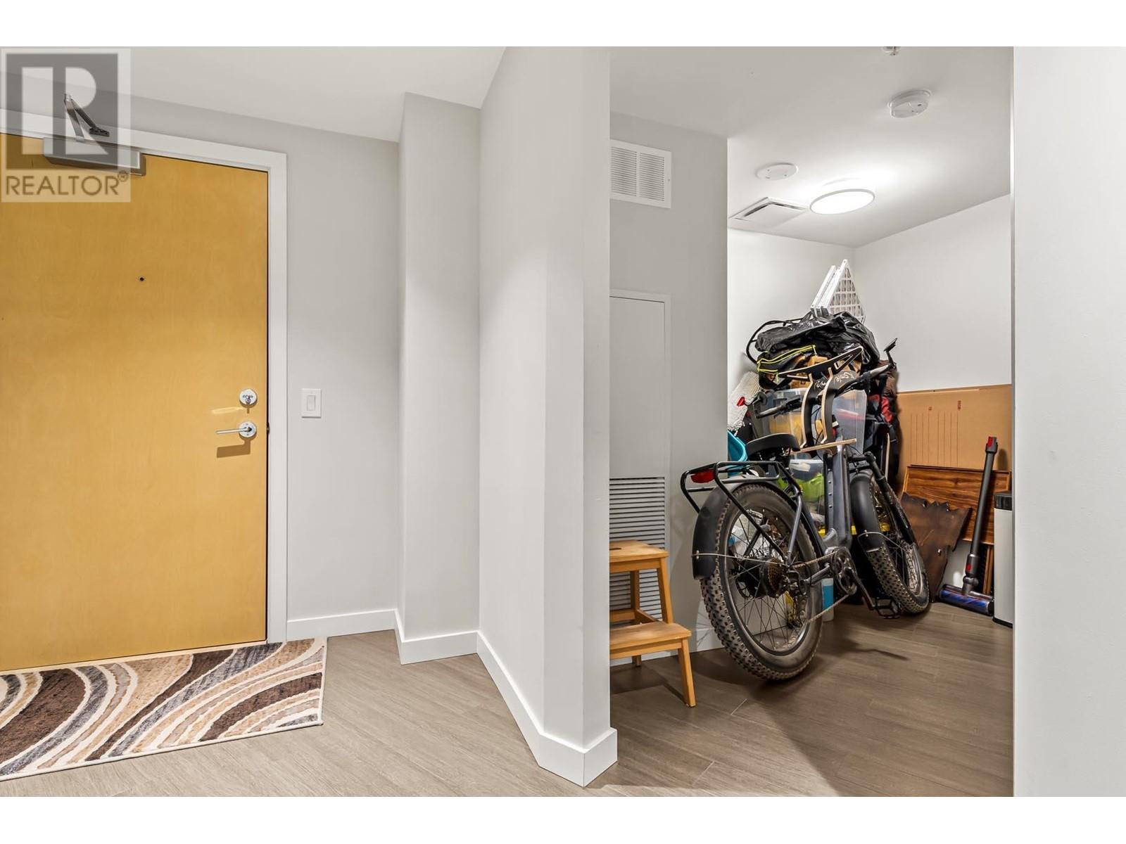 Listing Picture 18 of 32 : 315 3699 SEXSMITH ROAD, Richmond / 烈治文 - 魯藝地產 Yvonne Lu Group - MLS Medallion Club Member